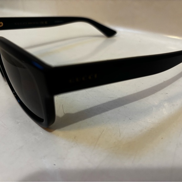 Gucci Elegant Black Sunglasses - Picture 3 of 6